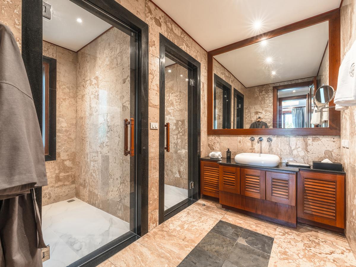 Sea View Zenith - Opulent ensuite bathroom