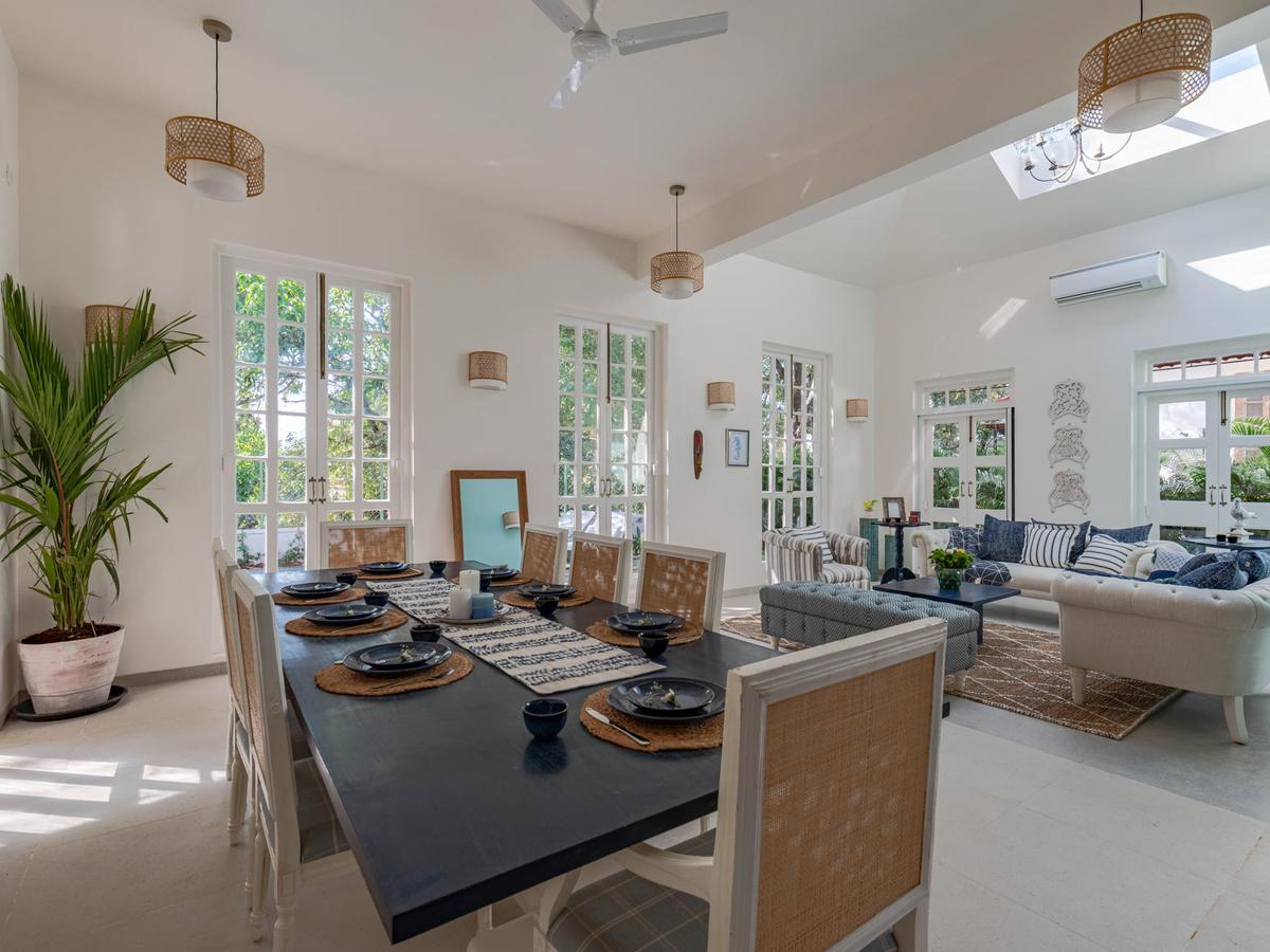 Colina - Villa D - Dining and living area