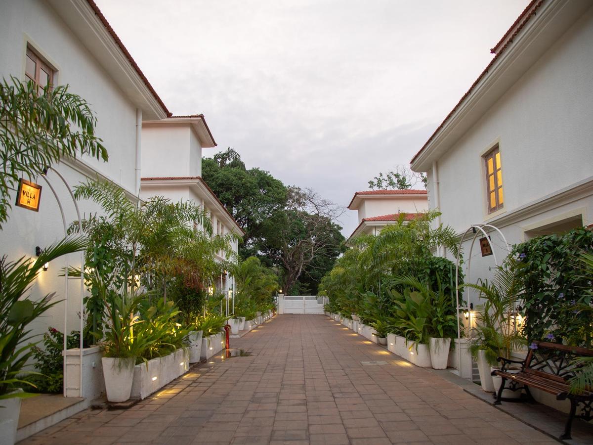 Colina - Villa H - Common pathway