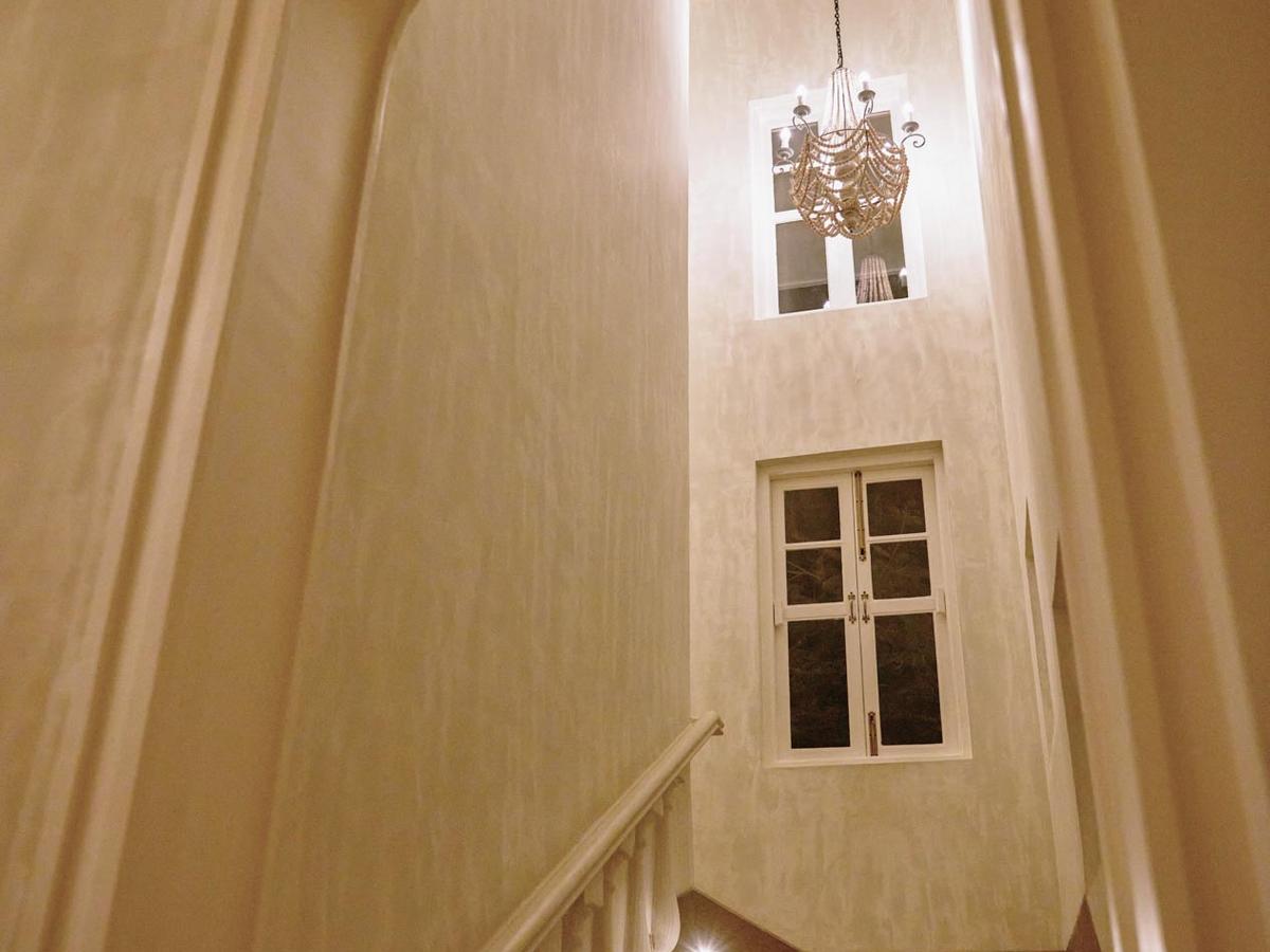 Estate de Frangipani - Stairway