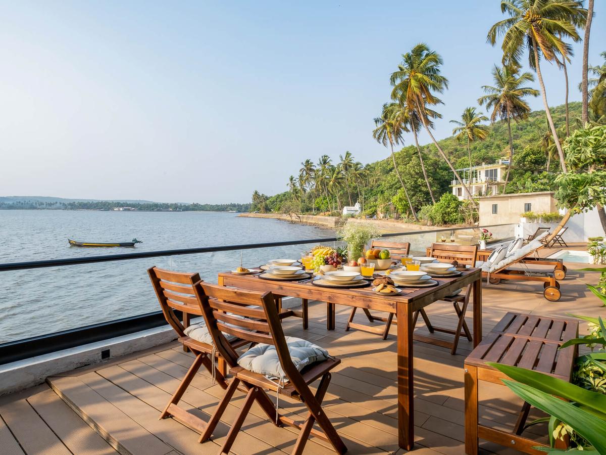 Glasshouse On The Bay - Outdoor dining