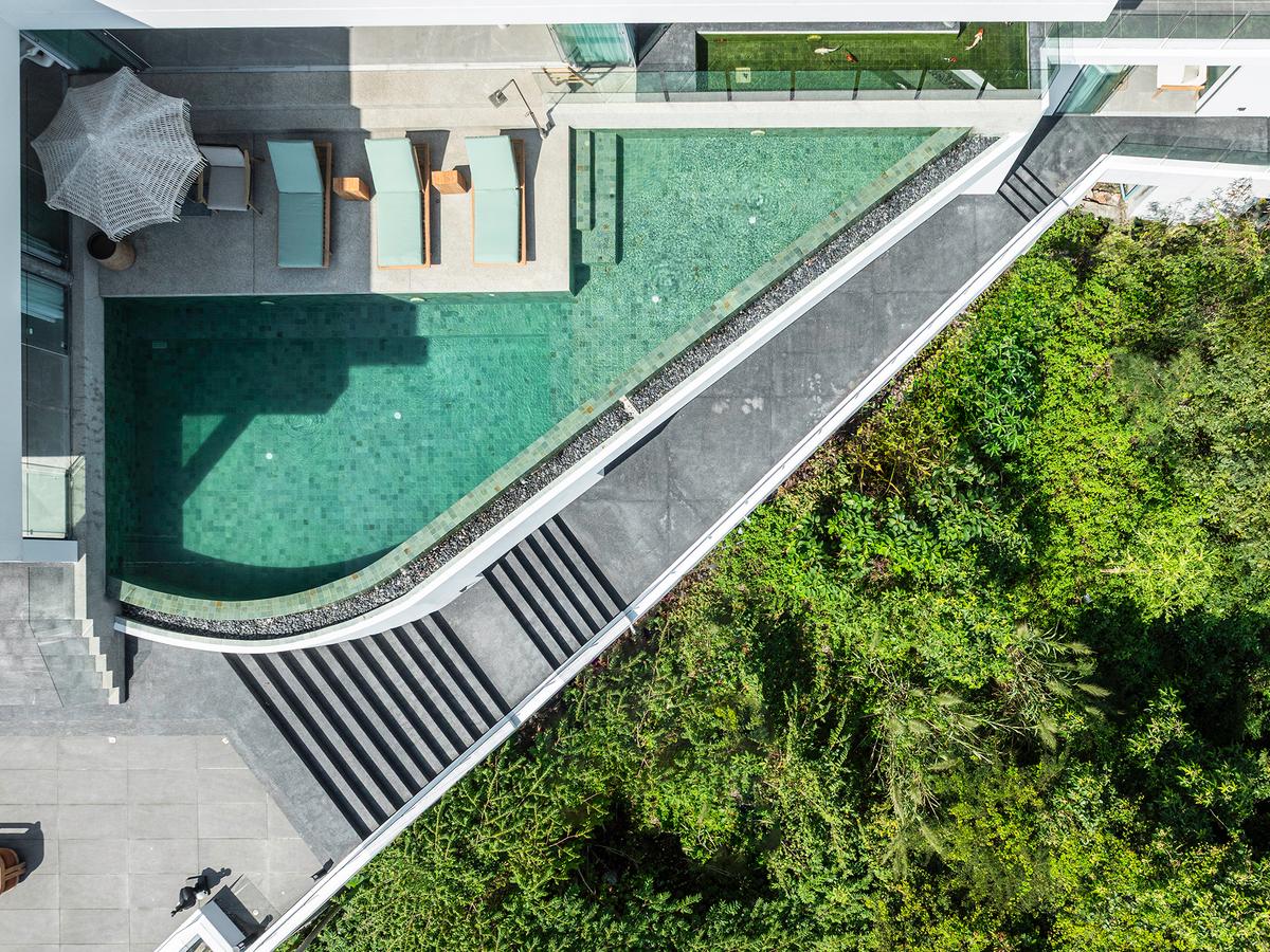 Golden Lotus - Villa Vie - Relaxing pool deck