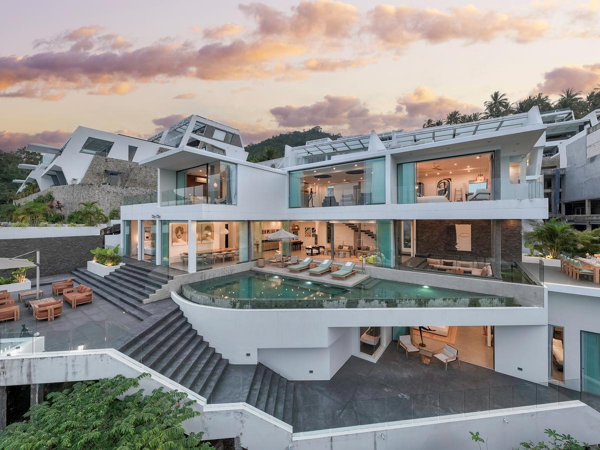 Golden Lotus - Villa Vie - Gleaming modern luxury villa at dusk