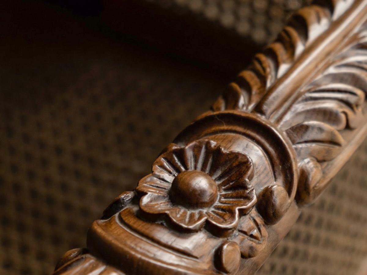 Maison 9 - Carving Detail