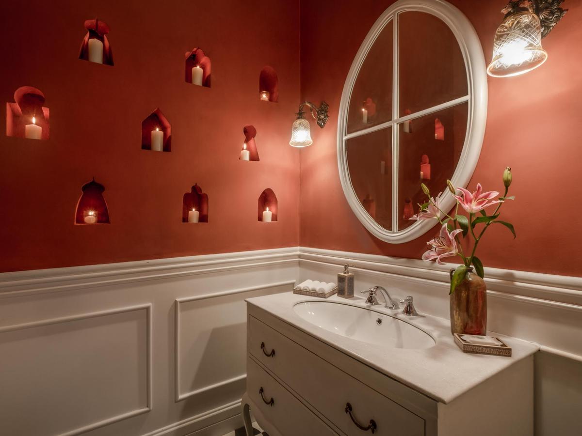 Maison 9 - Powder Room