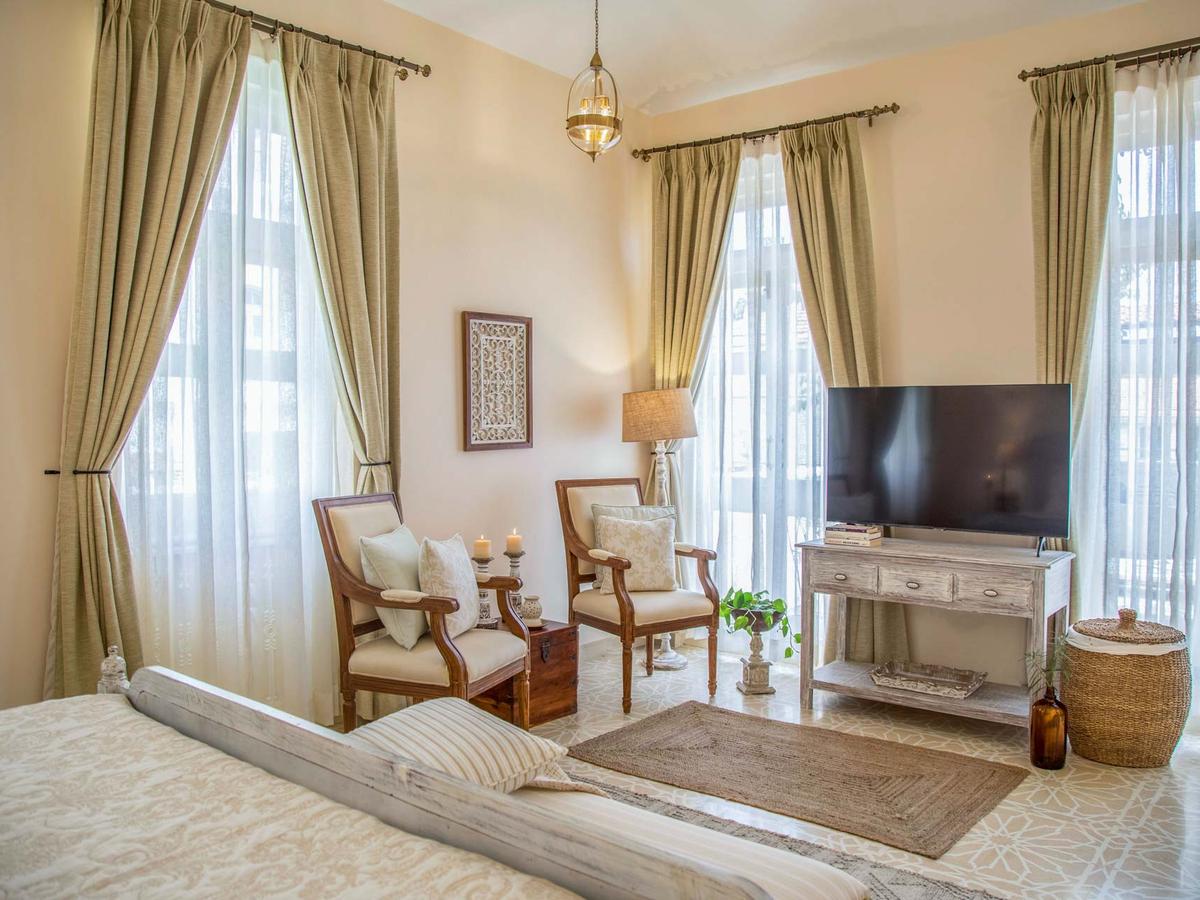 Monforte Villa H - Bedroom Seating Area