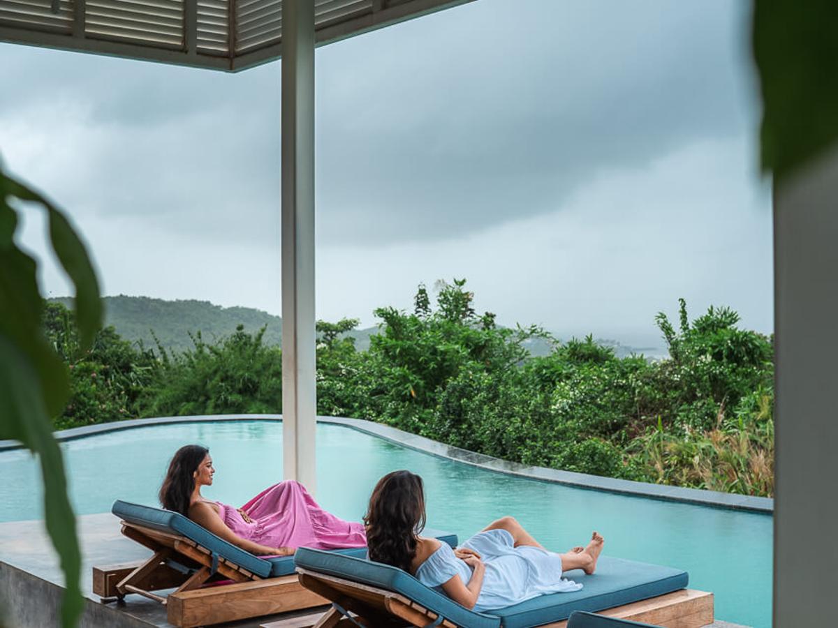 The Ray Villa - Poolside Loungers