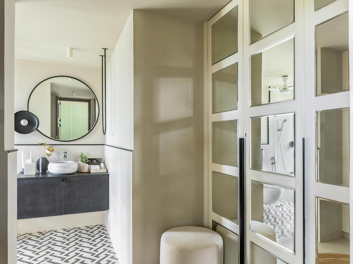 RiyuVann Estate - Closet and bathroom