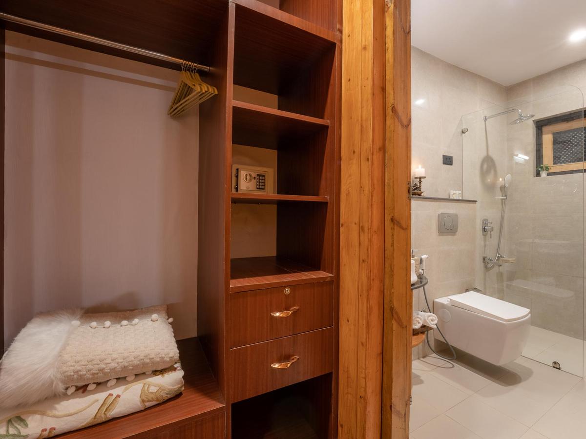 Zaznar - The Red Cottage - Closet and bathroom
