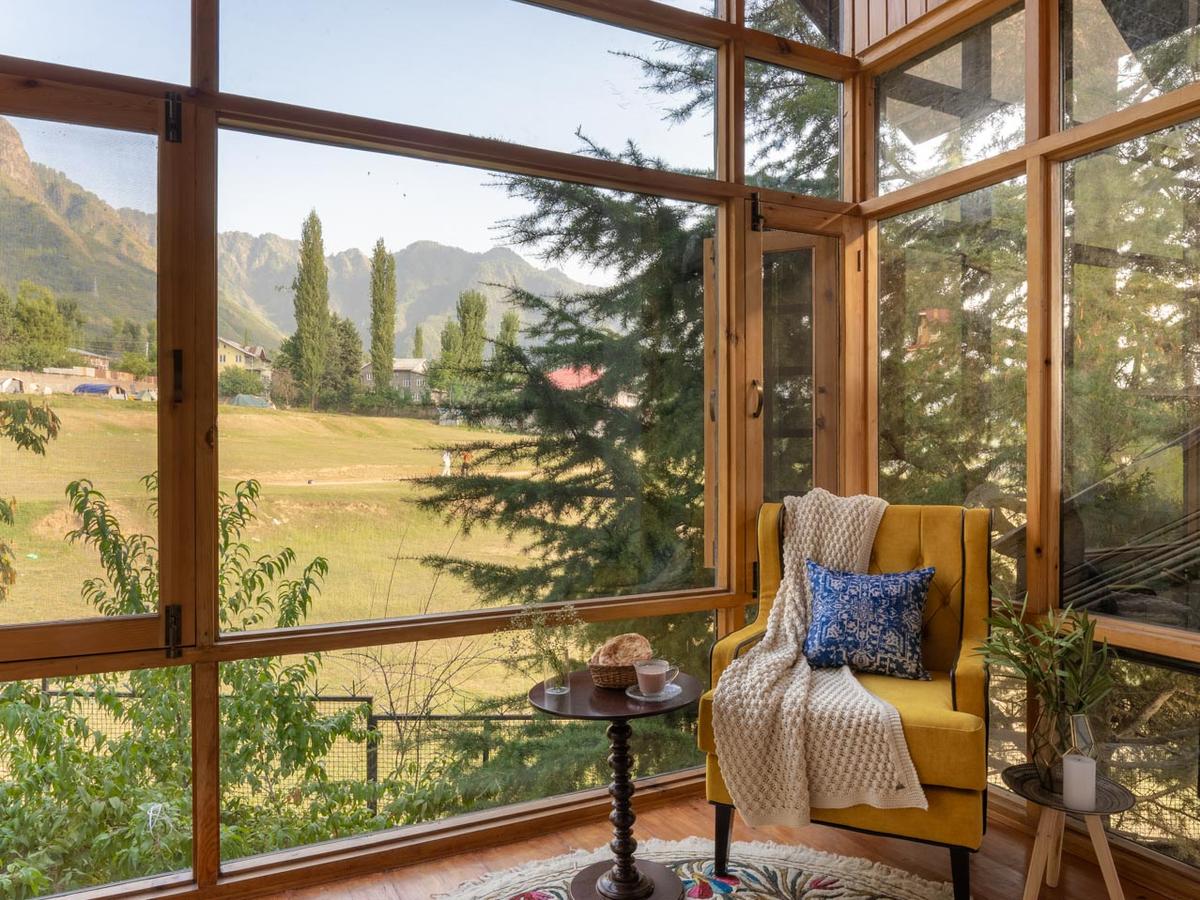 Zaznar - The White House - Landing with mountain views