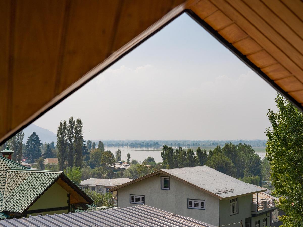 Zaznar - The White House - View of Dal lake