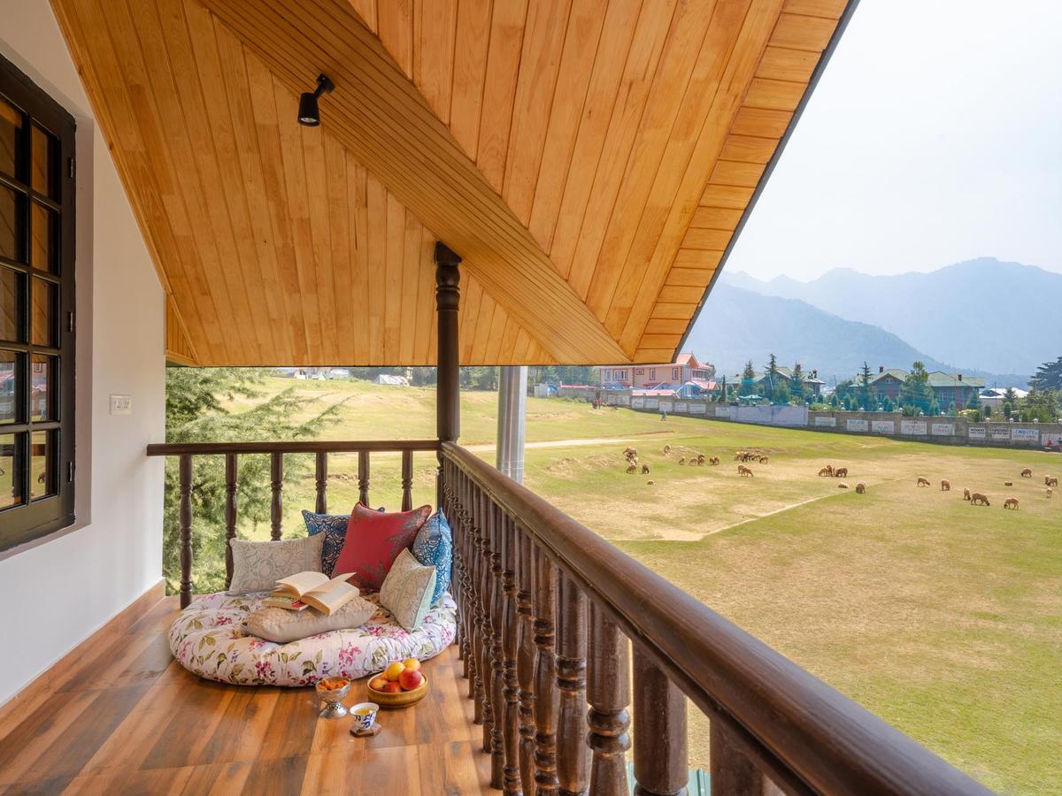 Zaznar - The White House - Balcony seating with views