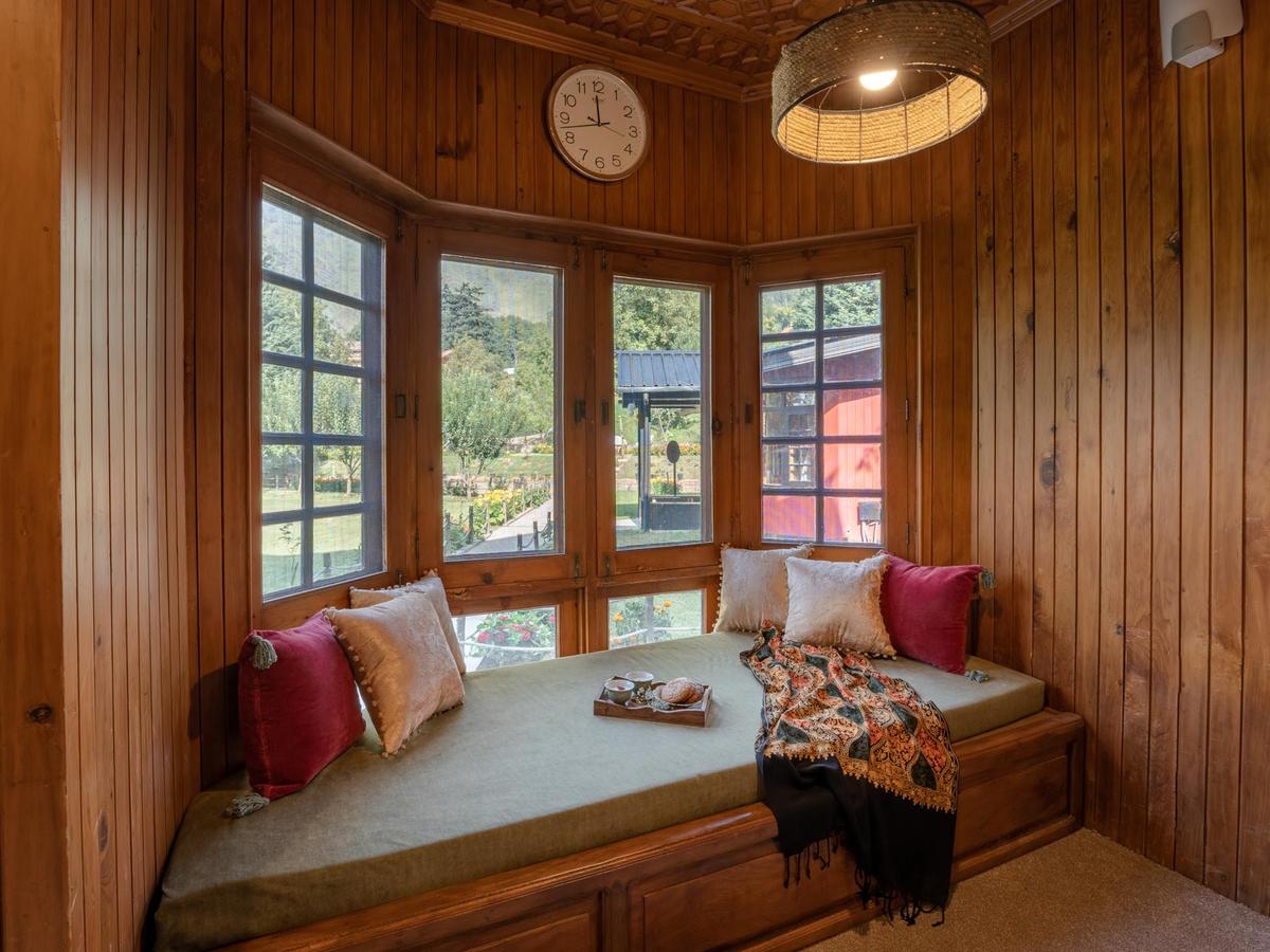 Zaznar - The White House - Living area window seating
