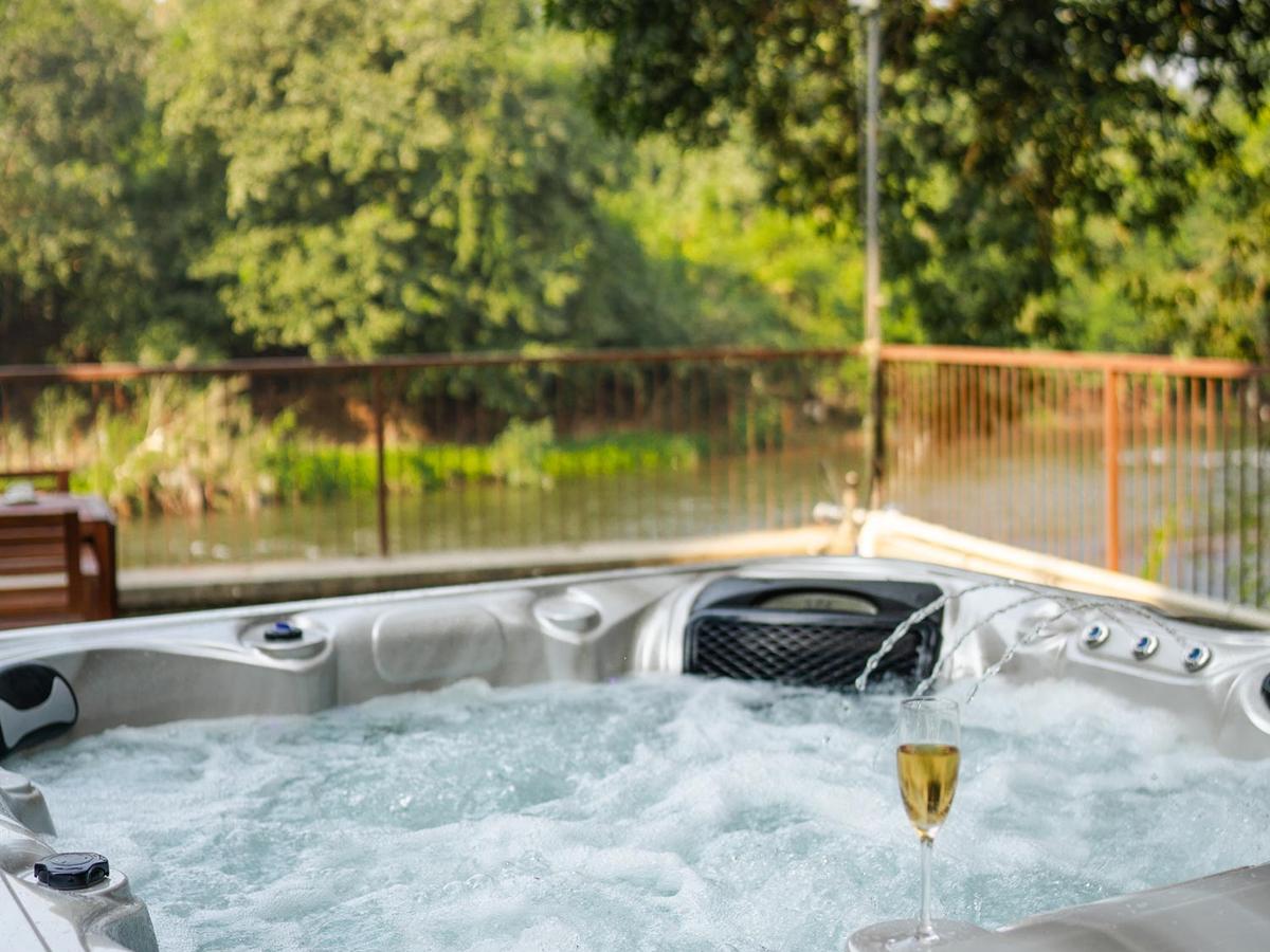 Villa with Jacuzzi in Karjat - Athini