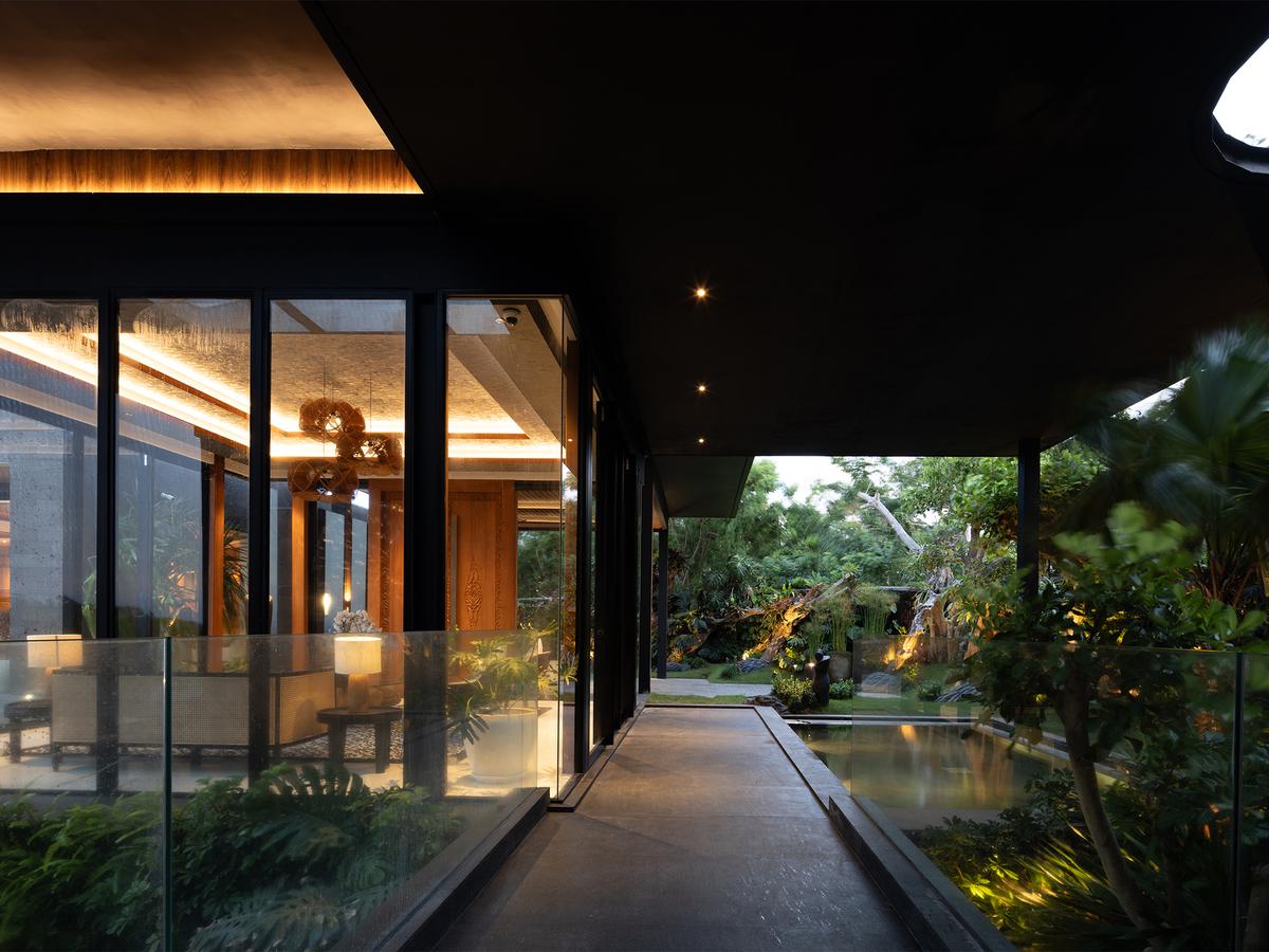 Villa BIE - Serene courtyard at dusk