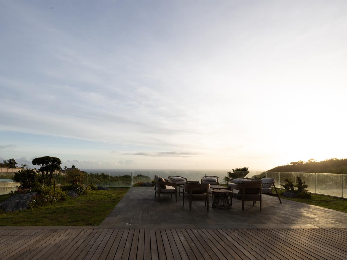 Villa BIE - Breezy pool deck lounge overlooking the ocean