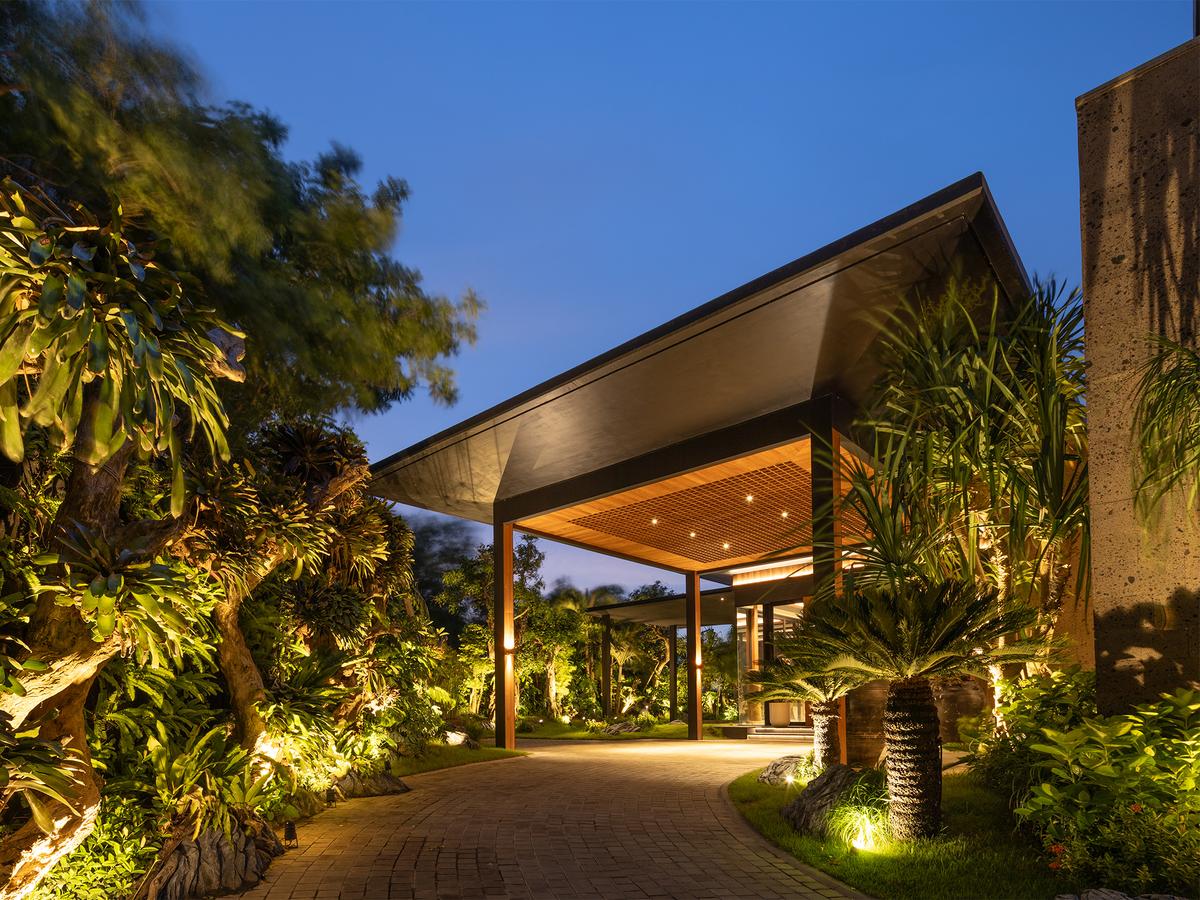 Villa BIE - You arrive elegantly to a welcoming driveway