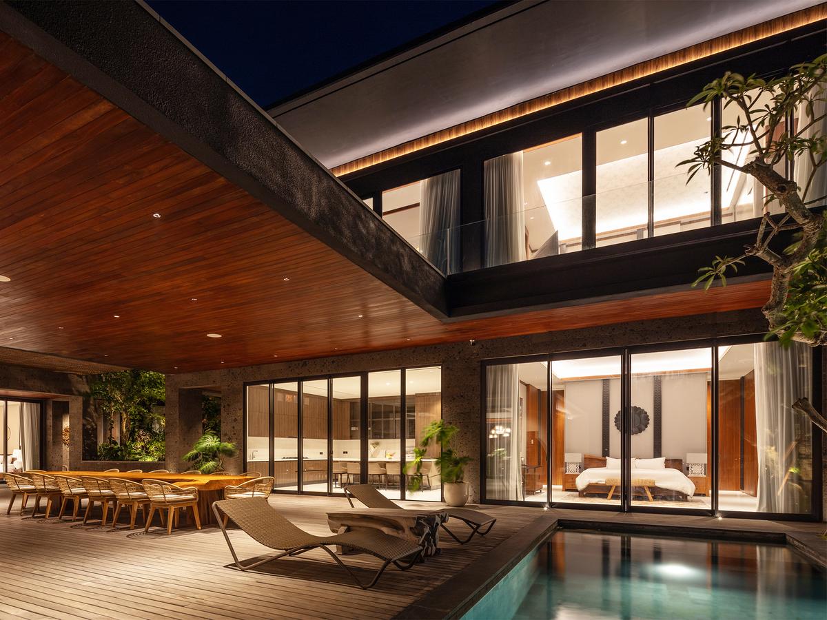 Villa BIE - Airy outdoor dining by the pool deck