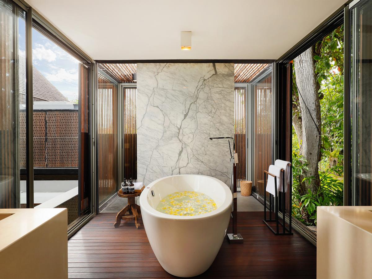 Villa Svarga - Opulent master bedroom north ensuite bathroom