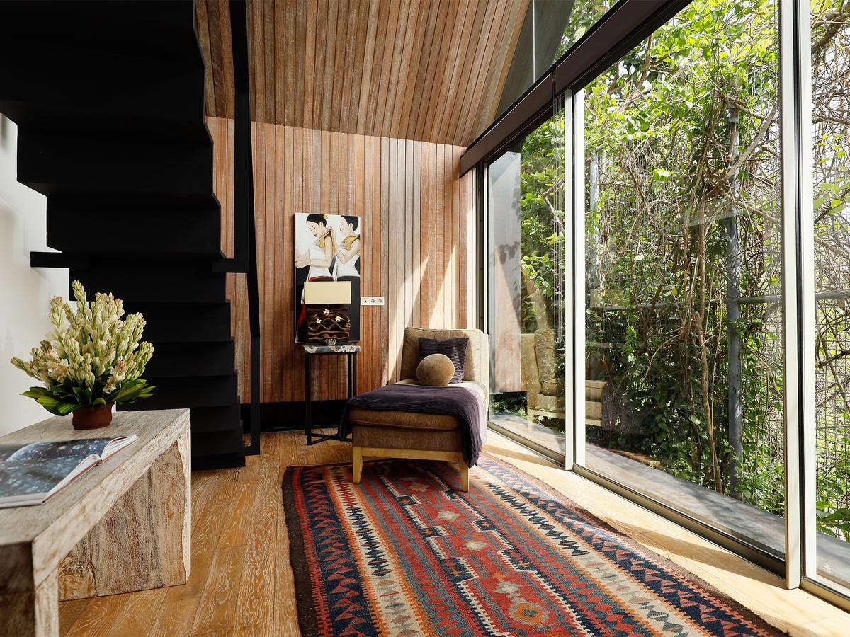 Villa Svarga - Cosy master bedroom east nook