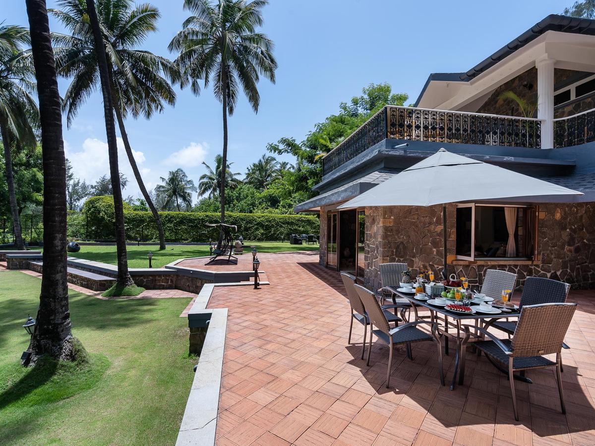 Waves - Outdoor Area