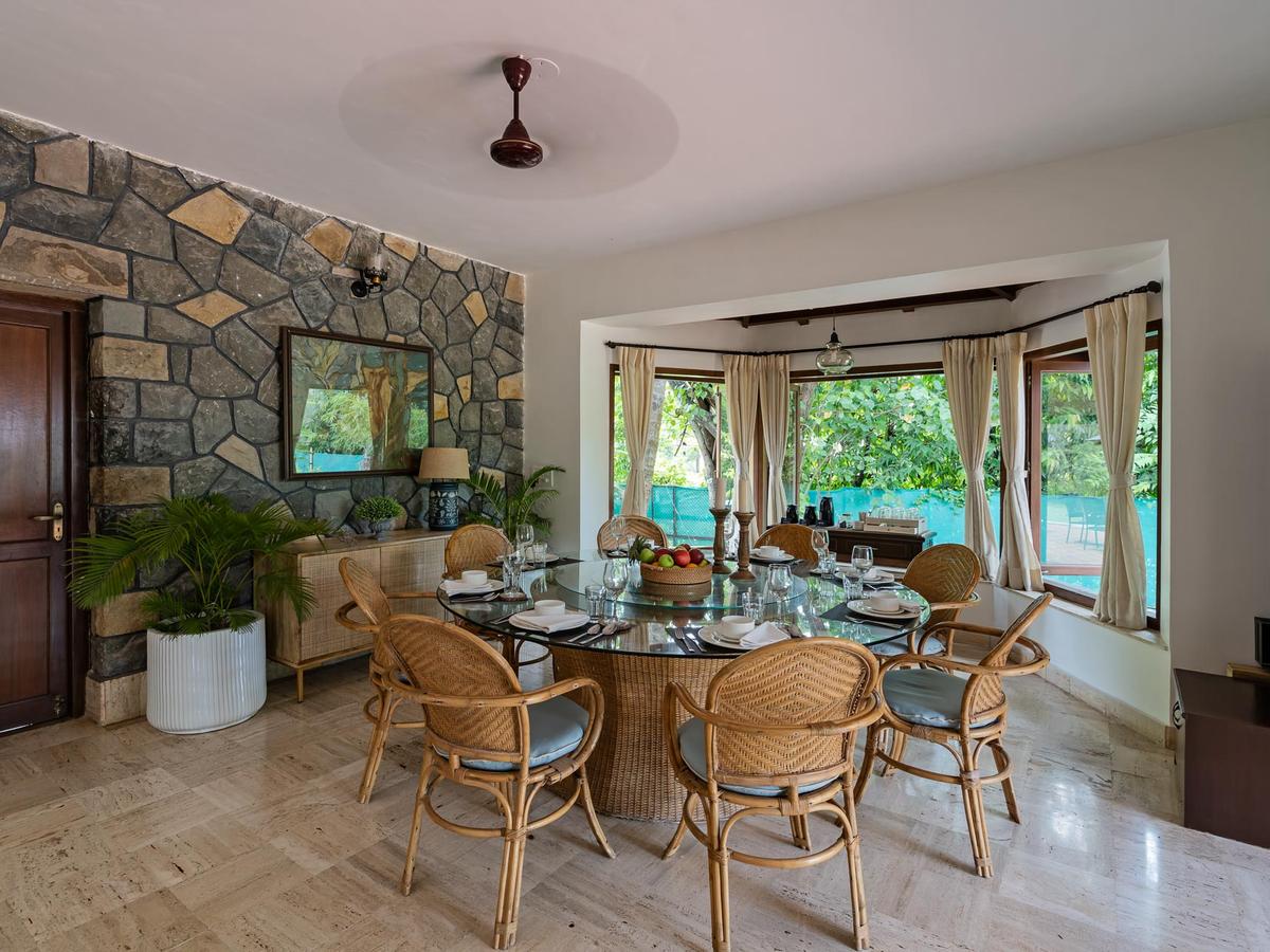 Waves - Dining Area