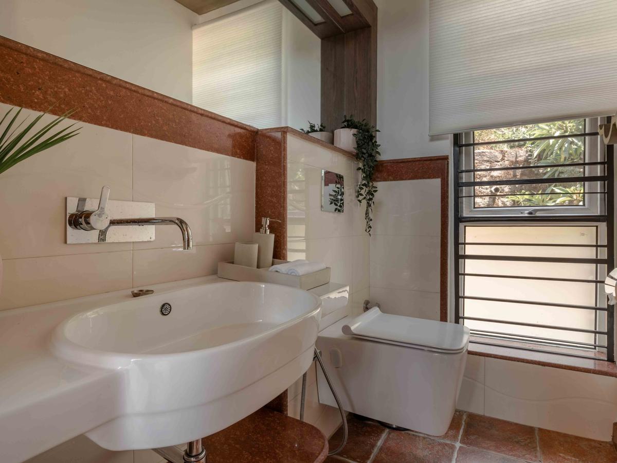 Whispering Waters Villa - Powder Bathroom