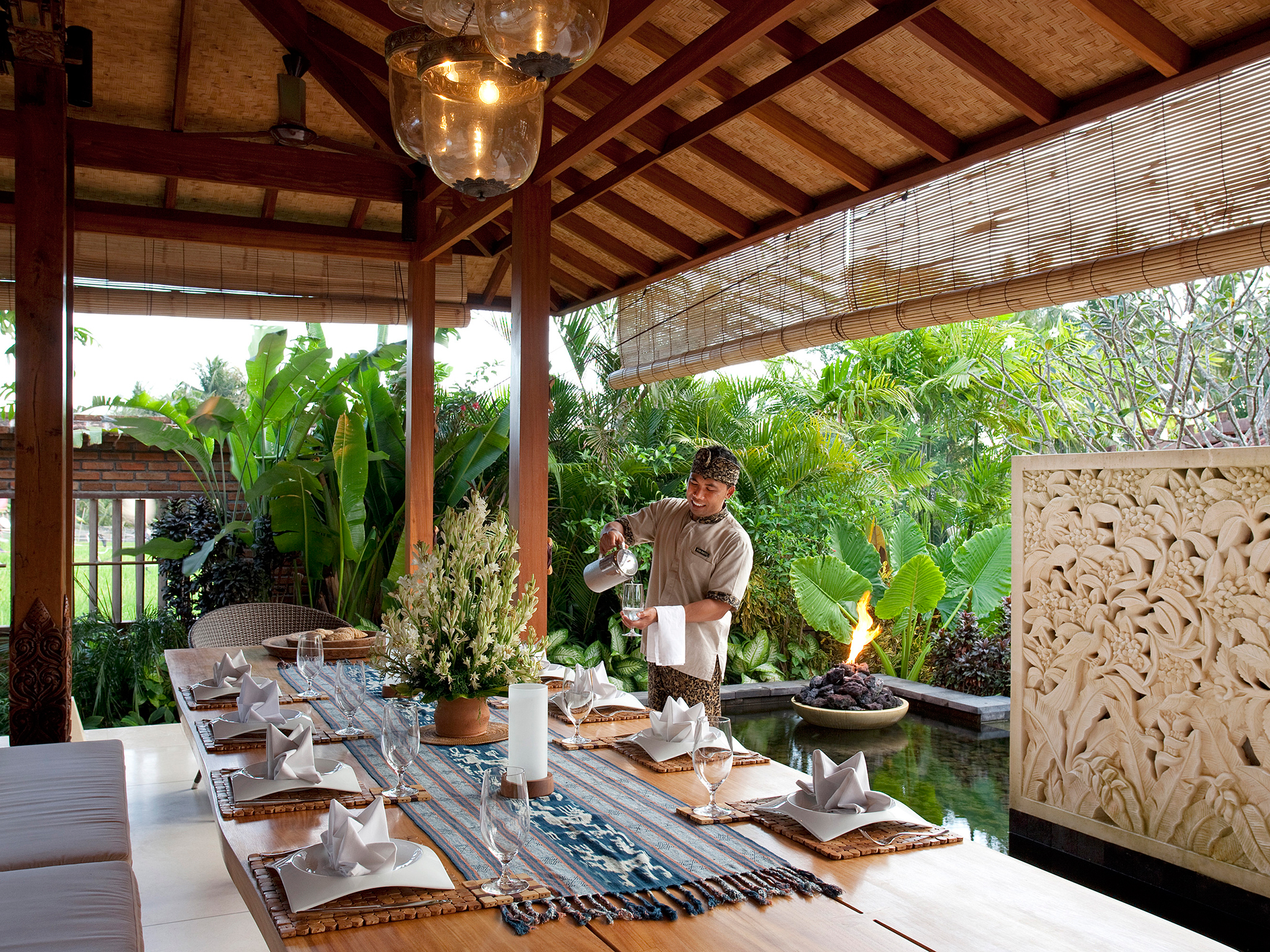 3. Villa Amy - Dining table
