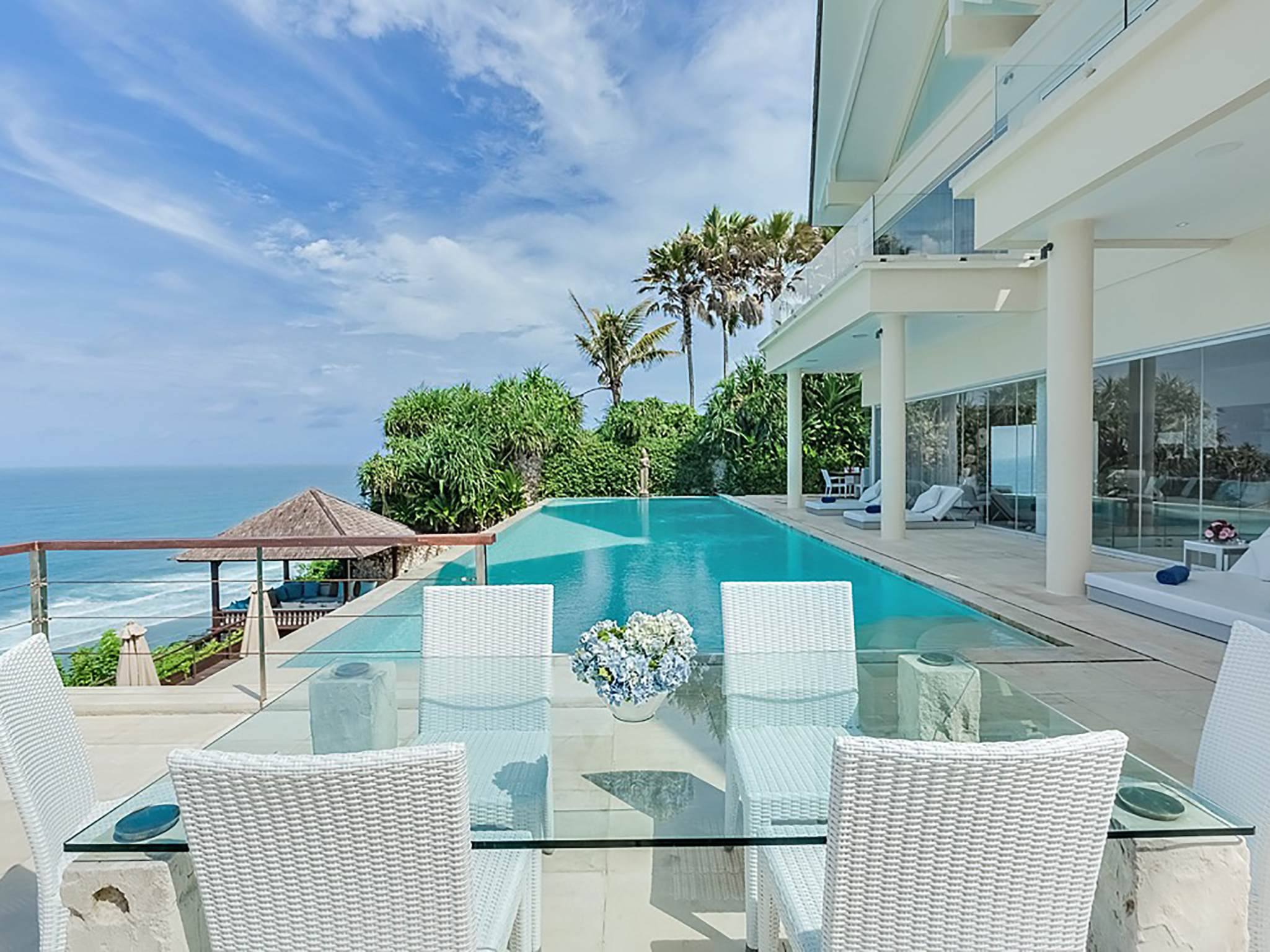 Grand Cliff Front Residence - Dinner table pool side