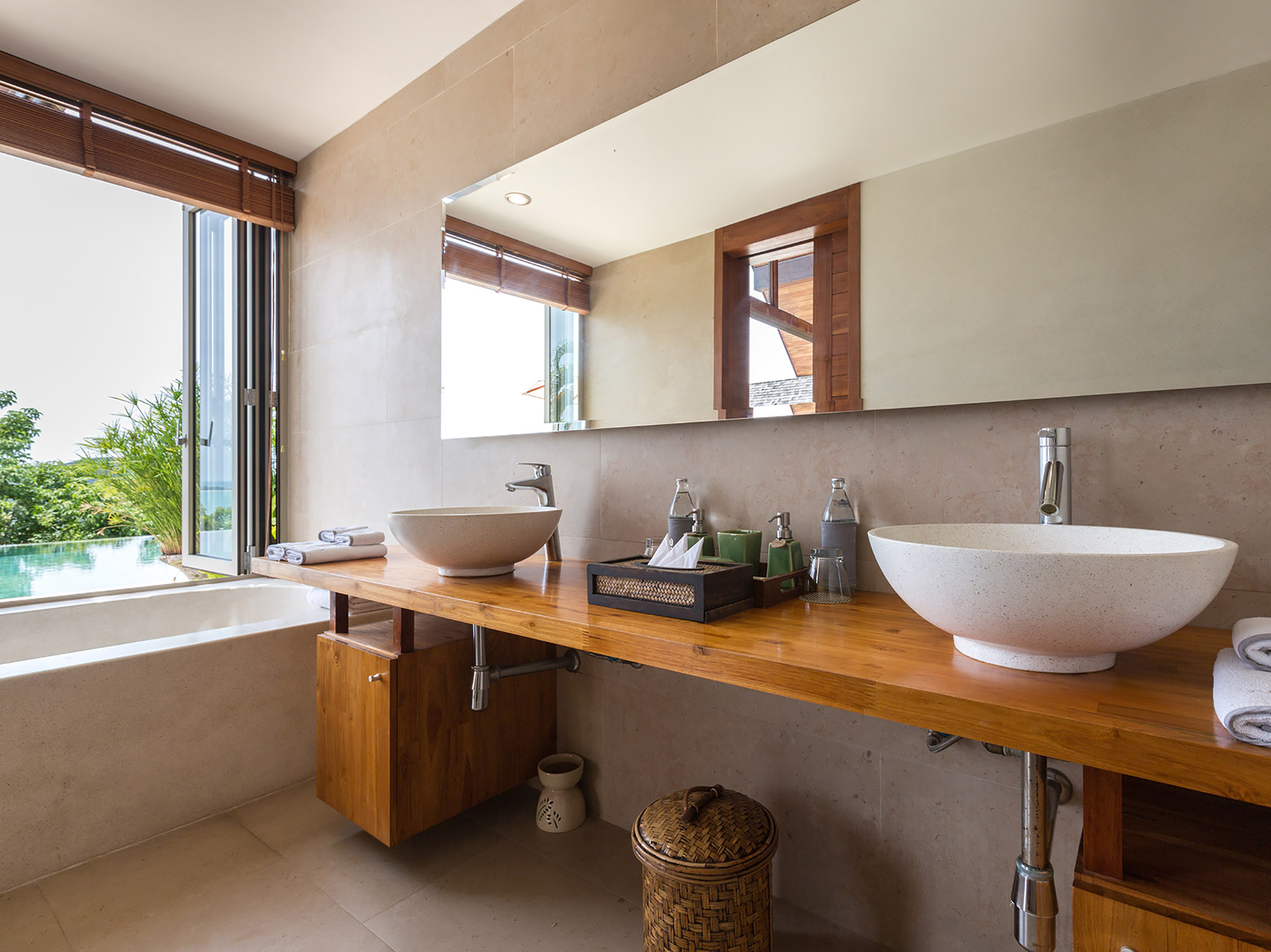 Villa Kalya - Bathroom one double sink vanity
