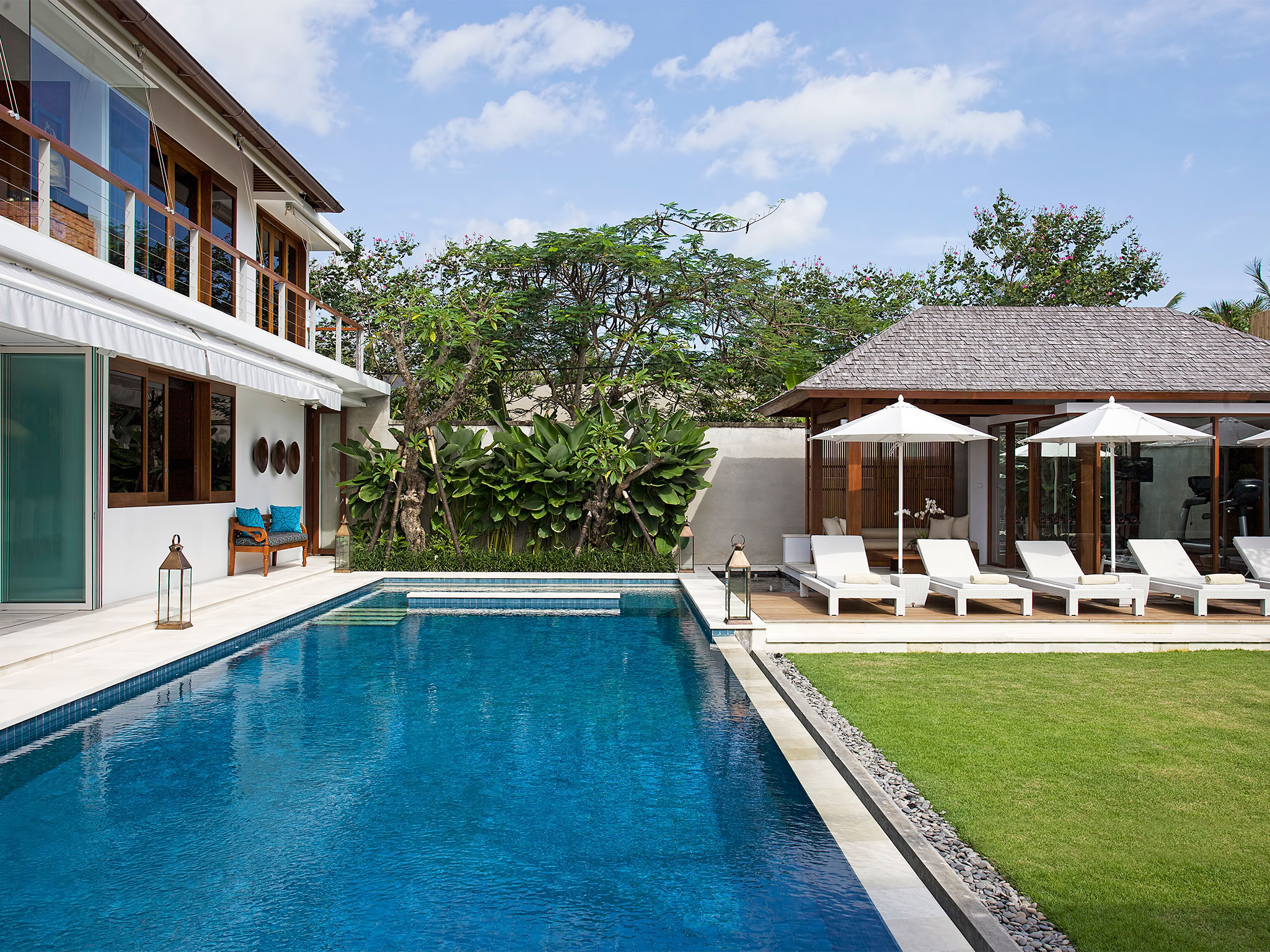 Cendrawasih - Pool and lawn