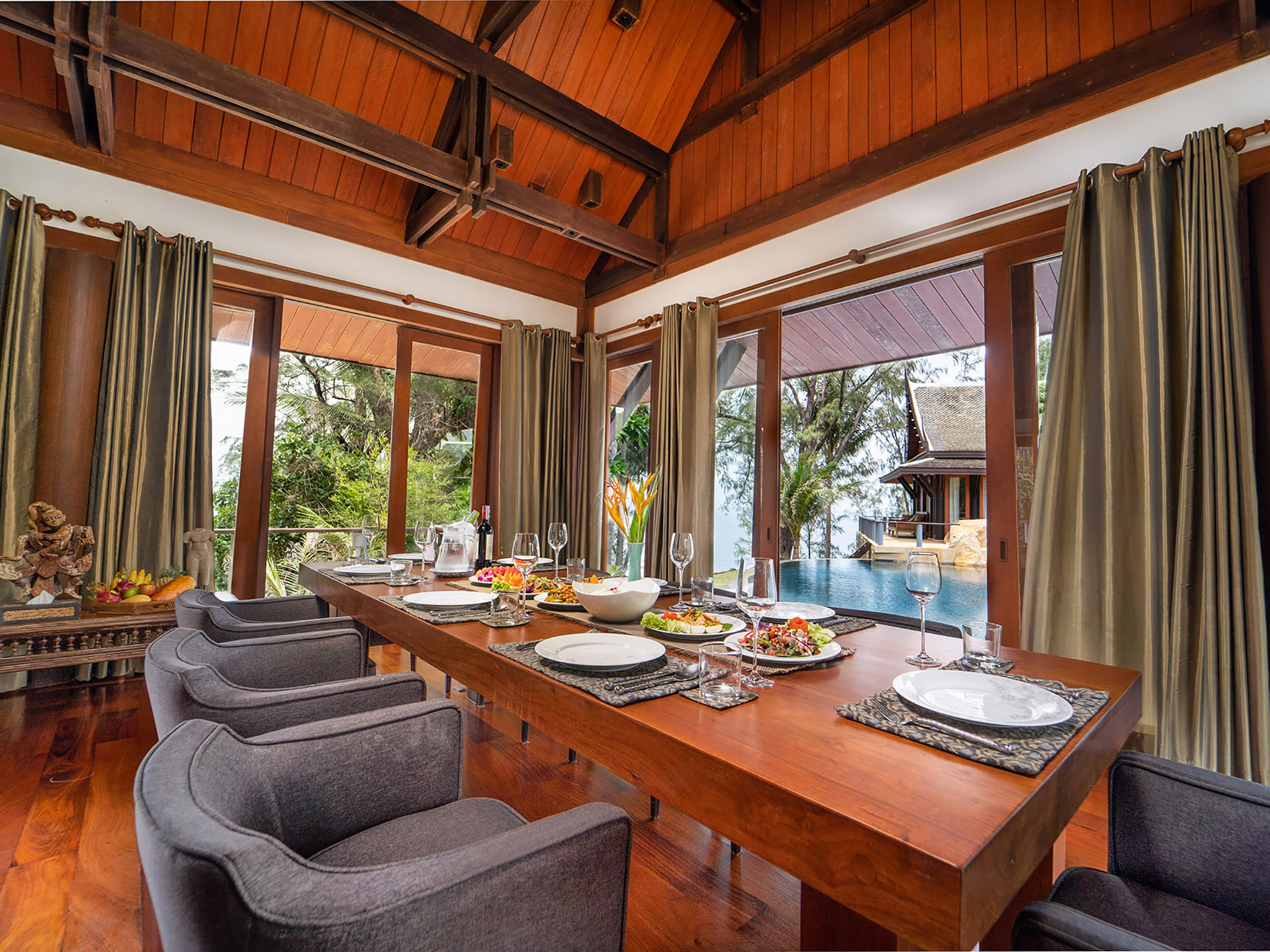 Villa Chada - Dining area with view to the pool