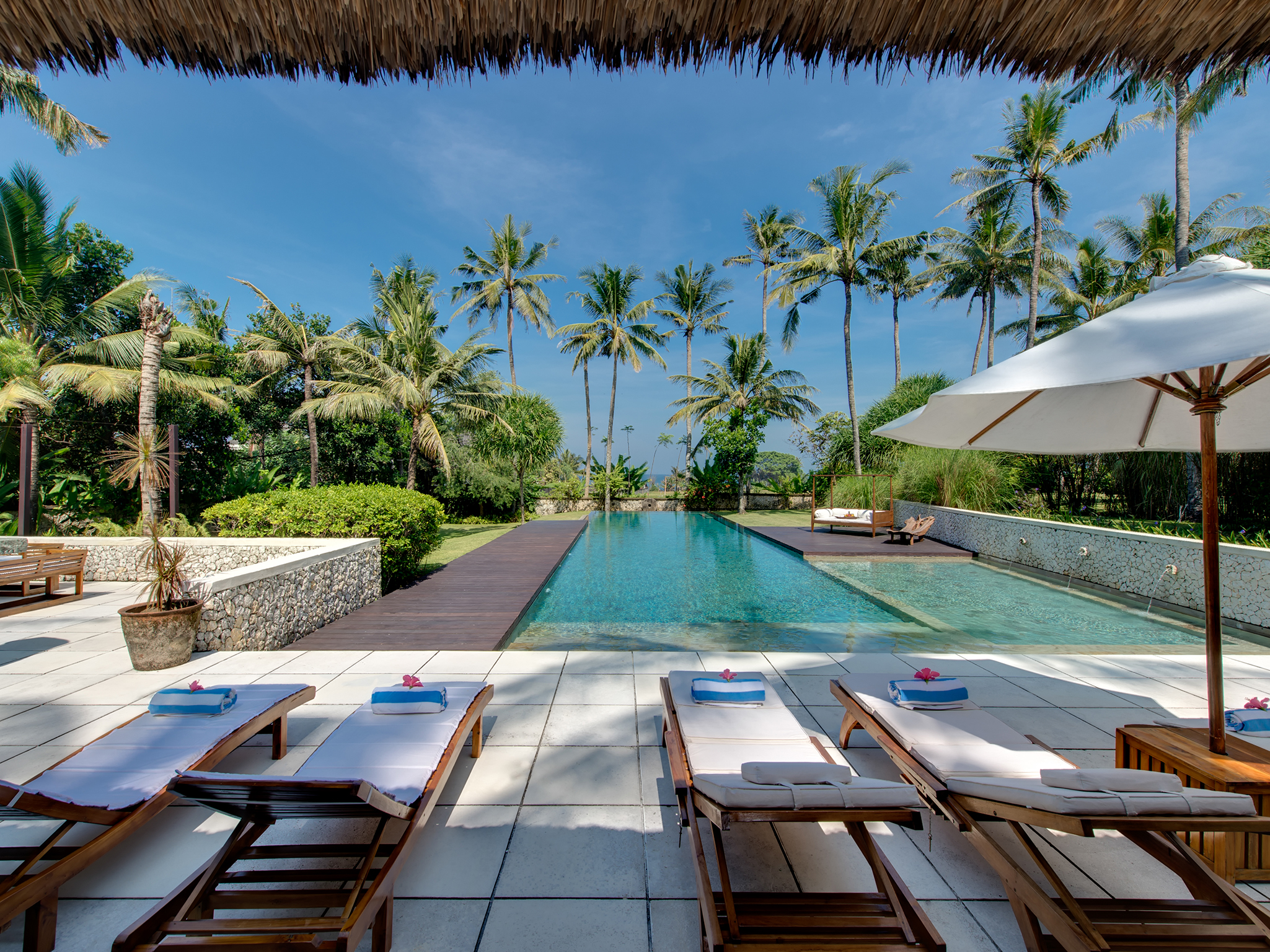Villa Samadhana - Sun loungers with ocean view