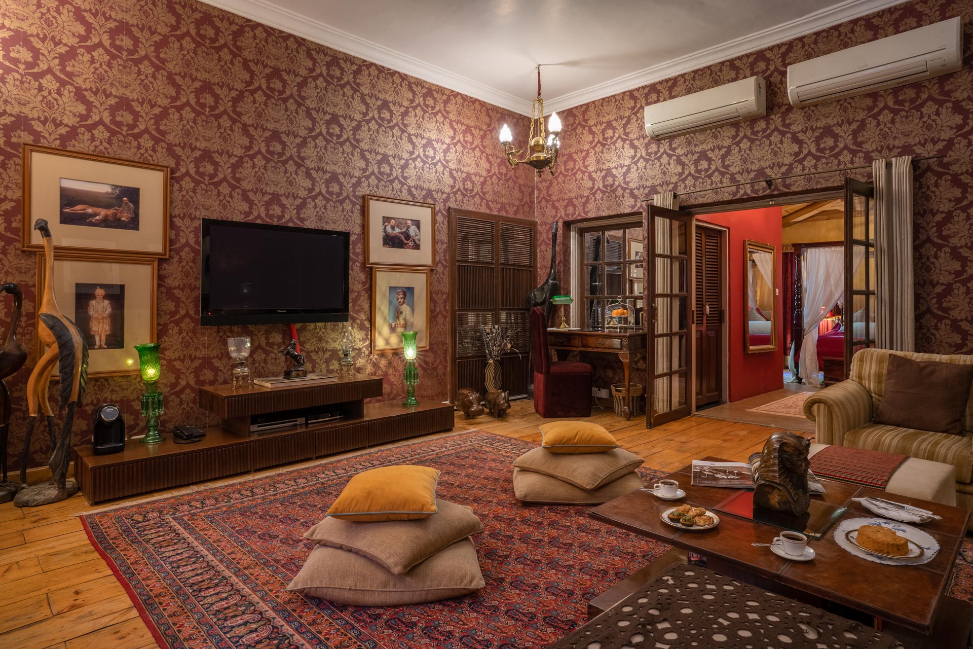 Srinivas - The Royal Residence - Bedroom living area